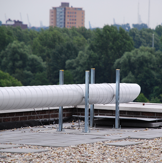 ventilatie buizen van RVS hangen in een fabriek